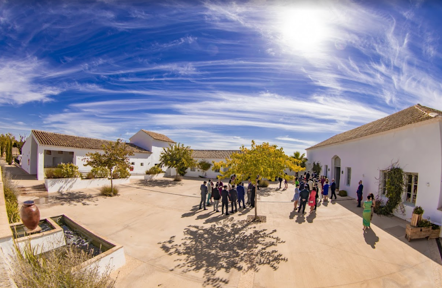 imagen de patio del lugar del evento con cielo azul y casas blancas con tejado de teja marrón