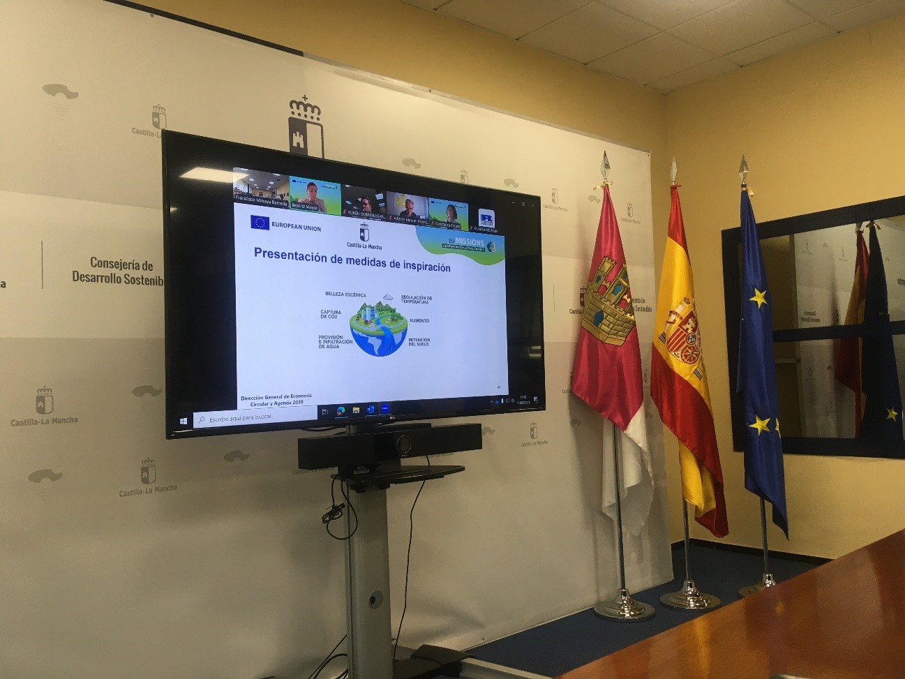 pantalla con mision clima y las banderas de España, CLM y Europa