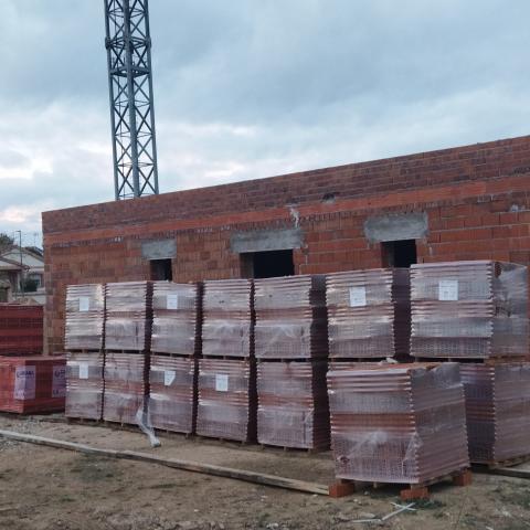 materiales de construcción en obra embalados