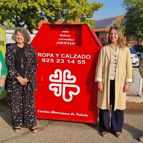 consejera, directora EC, directora Caritas y empresa integración social con un contenedor de textil en la calle