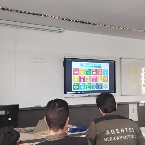 aula de formación con personal profesor y alumnado