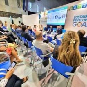 gente en torno a una ponencia