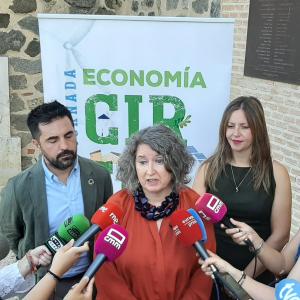 consejera con comisionado y directora general en rueda de prensa