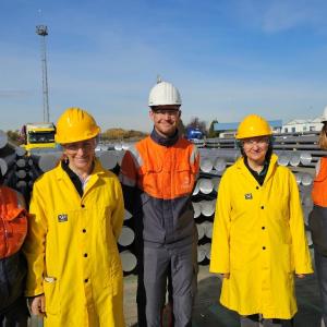 Cinco personas de inspección en la planta