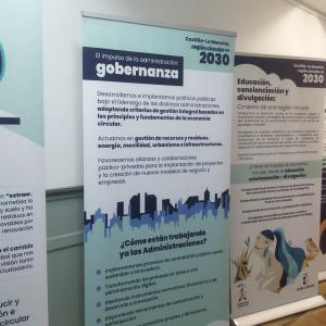 pasillo con la exposicion de ec