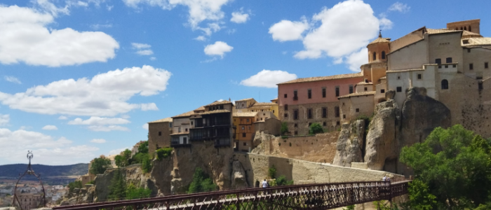 Imagen ciudad de cuenca con casa colgadas y puente de hierro