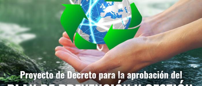 manos conteniendo un planeta Tierra con los símbolos de la circularidad y el texto de las informaciones públicas