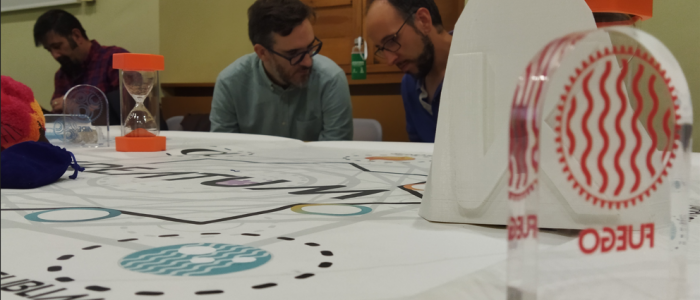 imagen del metodo Kreatum con participantes del Hackathon de EC 2022 en el fondo