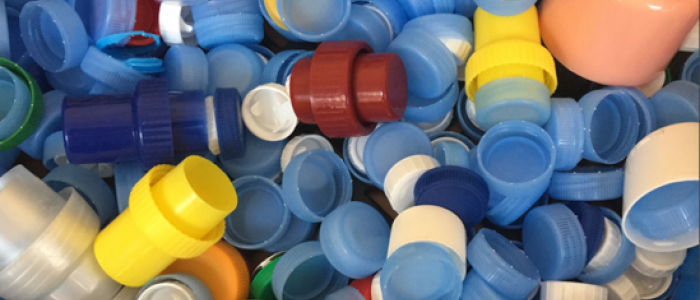 tapones de plastico de diferentes colores