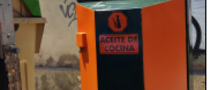 contenedor de aceite a pie de calle