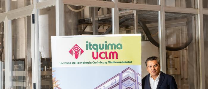 Manuel con un roll up en las itquima