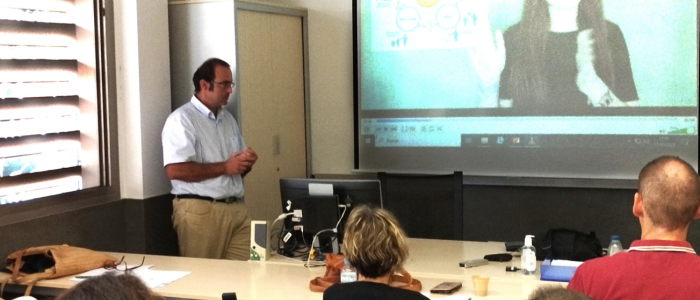imagen aula con alumnos y profesor mirando pantalla