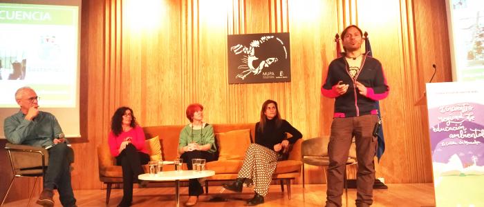 Ponentes exponiendo en escenario
