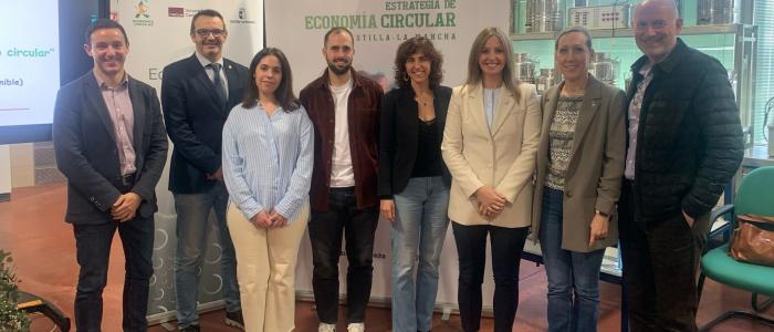 personal de la catedra de EC, del instituto IRICA y de la Consejería de DS con los ganadores del los premios