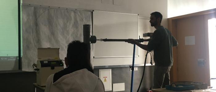 aula con ensayo de medición