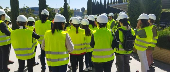 conjunto de personas equipadas con su EPI asistiendo a las explicaciones de otra en el exterior