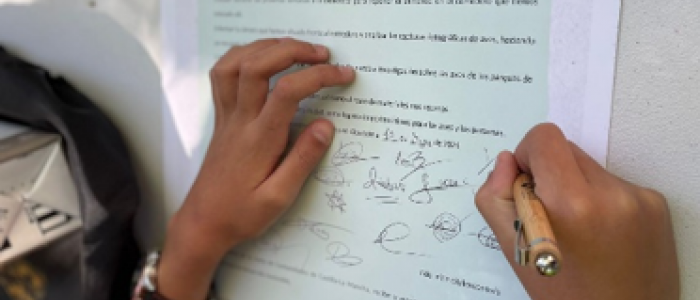 papel donde unas manos de niño están escribiendo