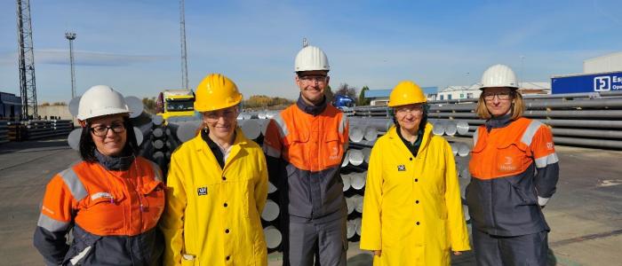 Cinco personas de inspección en la planta