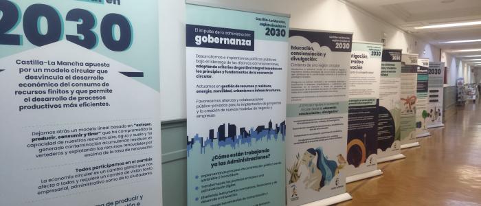 pasillo con la exposicion de ec