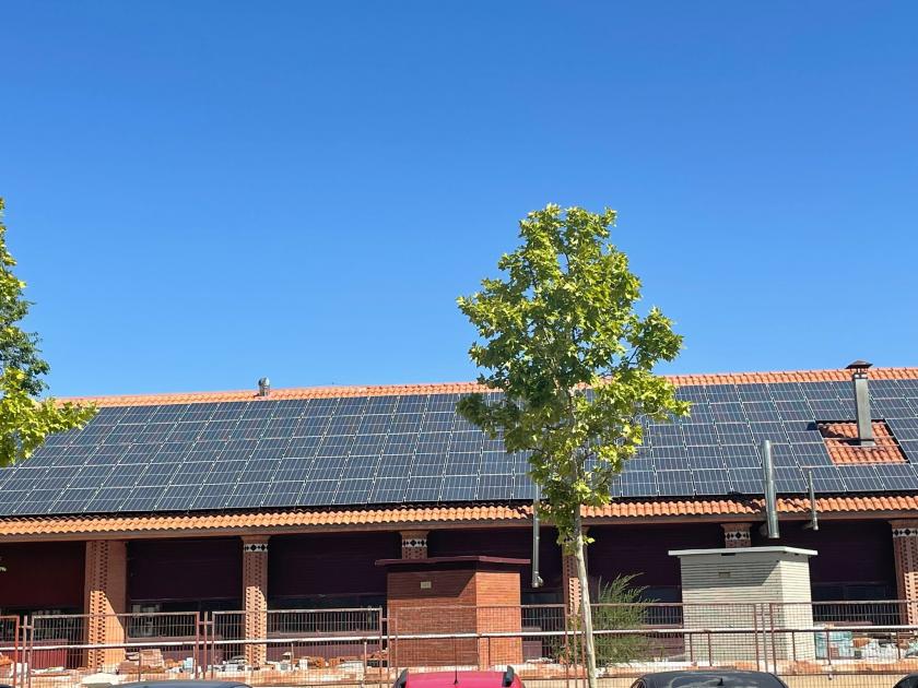 tejado con placas solares