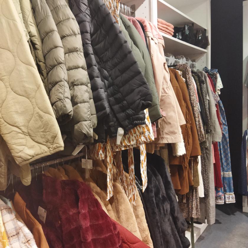 tienda con ropa expuesta