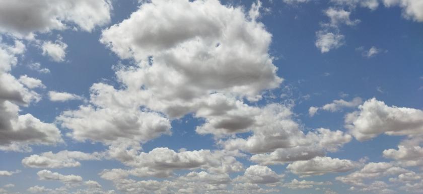 cielo azul con nubes