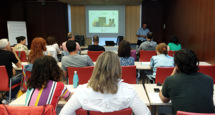 aula con personal asistiendo a clase