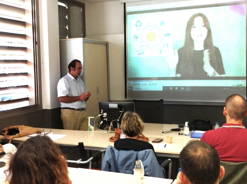 imagen aula con alumnos y profesor mirando pantalla