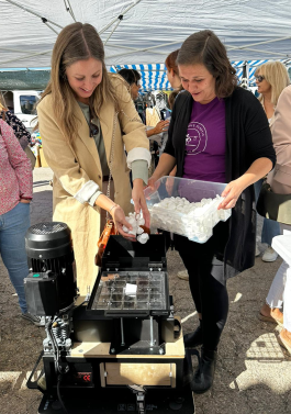 Directora de Ecnomia circular añadiendo plasticos a la máquina que los funde