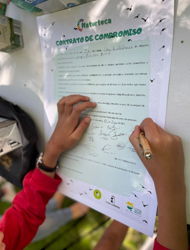 papel donde unas manos de niño están escribiendo