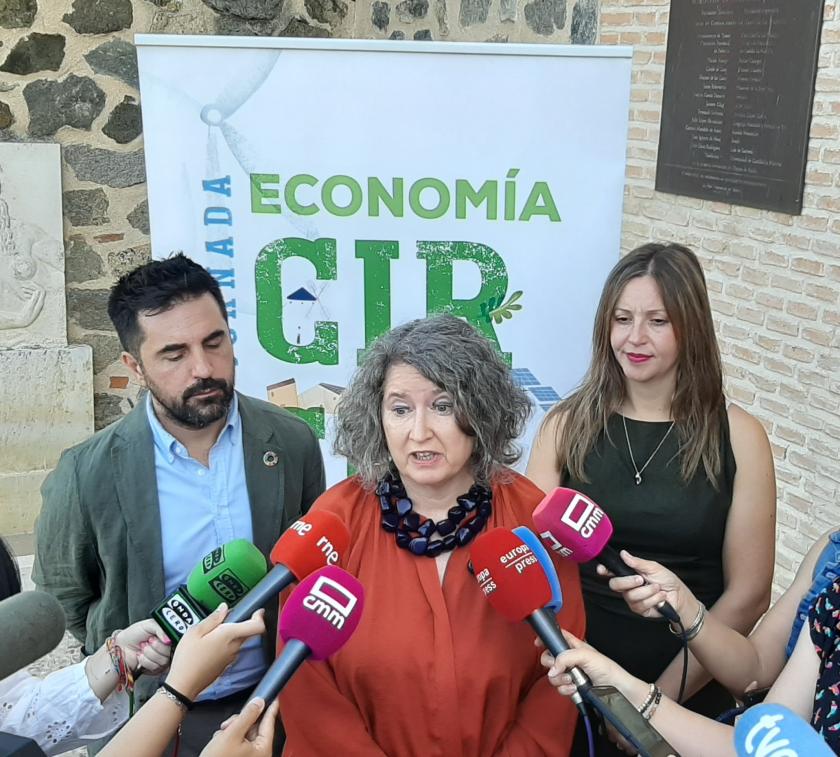 consejera con comisionado y directora general en rueda de prensa