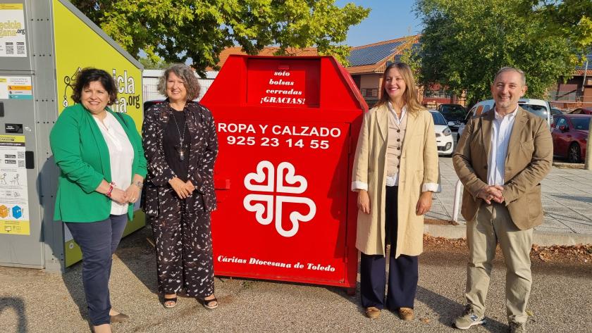 consejera, directora EC, directora Caritas y empresa integración social con un contenedor de textil en la calle