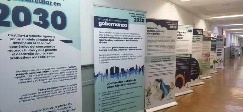 pasillo con la exposicion de ec