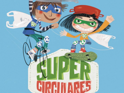 niño y niña de supercirculares en patinete y bici sobre el logo de supercirculares